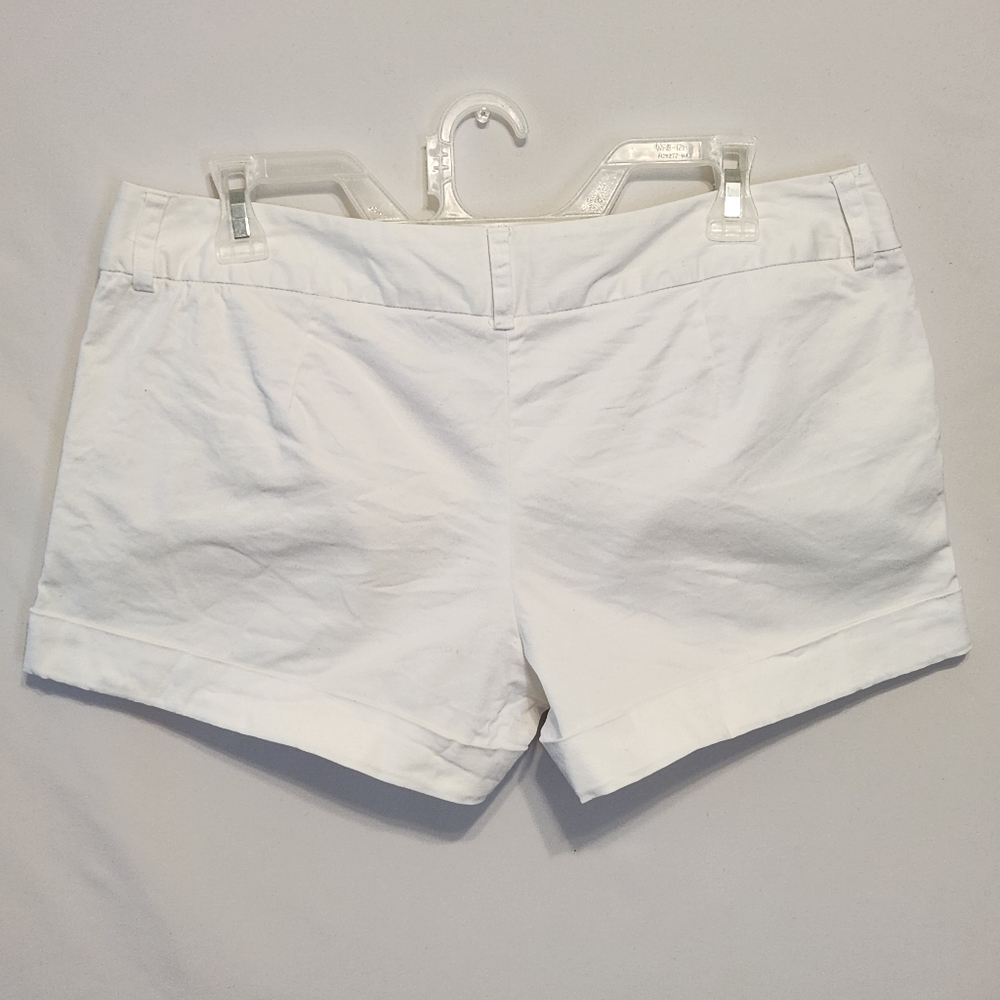 Cuffed Hem White Shorts - Picture 2 of 10